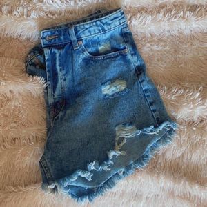 Distressed denim shorts 🌴